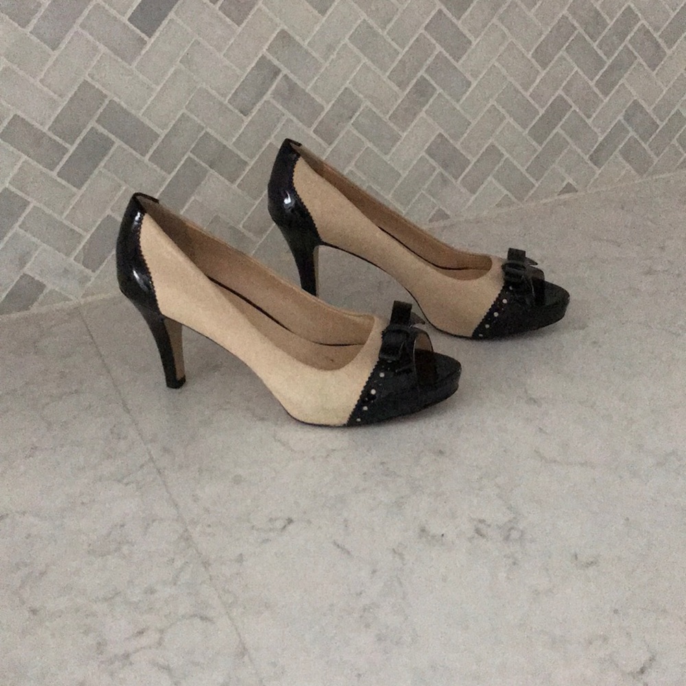 Peep toe pumps